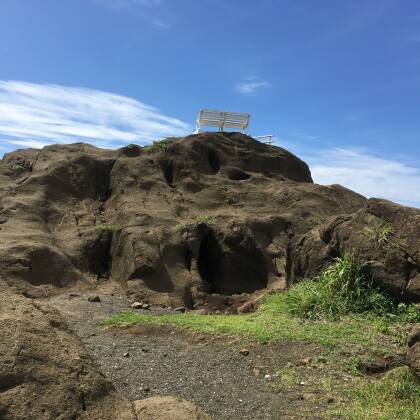 野島崎灯台と岩の上のベンチ